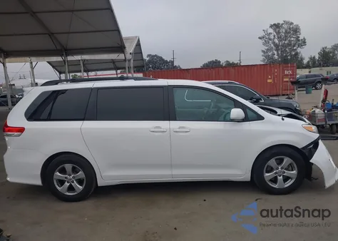 2012 Toyota Sienna Le V6 8 Passenger z USA, uszkodzony, nr VIN 5TDKK3DC2CS218290